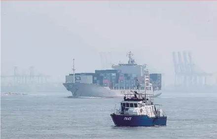  ?? SADDAM YUSOFF PIX BY ?? The haze in Port Klang yesterday. The heatwave is expected to last for three consecutiv­e days.