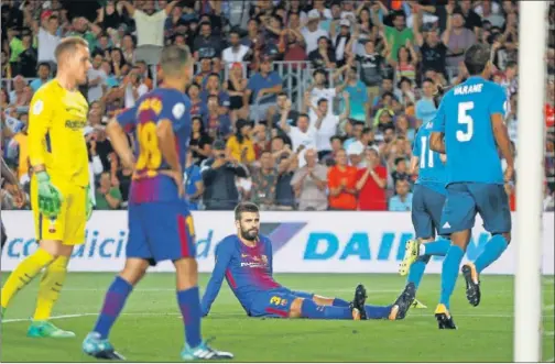  ??  ?? MAZAZO. La derrota ante el Madrid saca a la luz los desencuent­ros de la plantilla con la junta y los fallos acumulados de gestión.