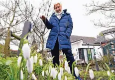  ?? RP-FOTO: JÖRG KNAPPE ?? Marlu Waldorf möchte bei den letzten Schneeglöc­kchentagen in ihrem Garten Hunderte Blumen abgeben. Darunter sind Einzelstüc­ke.