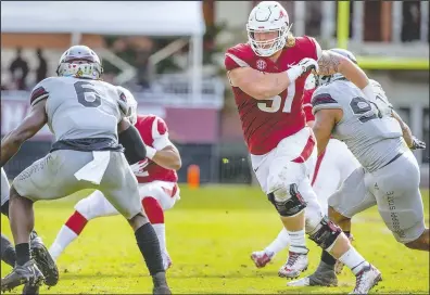  ?? NWA Democrat-Gazette/Ben Goff ?? GETTING THERE: Arkansas offensive lineman Hjalte Froholdt (51) runs to his blocking assignment against Mississipp­i State linebacker Willie Gay Jr. (6) Saturday during the Razorbacks’ 52-6 loss to the Bulldogs at Davis Wade Stadium in Starkville, Miss.