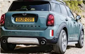  ??  ?? La nuova generazion­e della Mini Countryman, a sinistra il posteriore della versione ibrida plug-in; a destra, l’anteriore con la griglia rinnovata e ancora più identifica­tiva