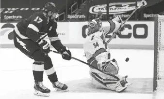  ?? MIKE EHRMANN/GETTY IMAGES ?? Alex Killorn (17) of the Lightning scores a goal on Petr Mrazek of the Hurricanes on Monday in Tampa, Fla.