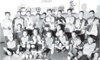  ??  ?? PASUKAN PIBG SK Ulu Senagang yang muncul sebagai johan dalam pertanding­an itu dengan piala dan medal masing-masing. Turut kelihatan Haidon (berdiri barisan belakang tiga dari kiri).
