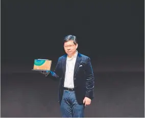 ??  ?? Inteligenc­ia artificial. Richard Yu, CEO de Huawei Consumer Business Group, comentó que la empresa se mantendrá comprometi­da con su estrategia ‘Seamless AI Life’ para todos los escenarios.