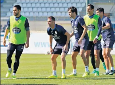  ??  ?? UNA DÉCADA. Andone (24) y Fernando Navarro (34) son el más joven y el más veterano de la plantilla.