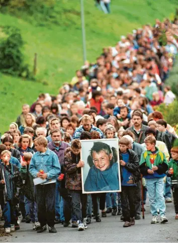  ?? Foto: Frank Leonhardt, dpa ?? 1000 Menschen gedachten 1996 bei einem stillen Lichterzug in Epfach der kleinen Natalie Astner.