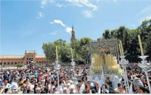  ?? BELÉN VARGAS ?? El paso de palio de la Paz por el Parque de María Luisa.