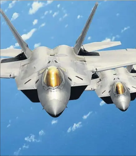  ?? US AIR FORCE / REUTERS ?? Dos cazas F-22 Raptor volando cerca de la base aérea Andersen, en la isla de Guam