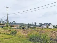  ?? STAFF PHOTO BY SARAH GRACE TAYLOR ?? Homes in the Holly Hills subdivisio­n show how little progress has been made five months after the Easter 2020 tornado.