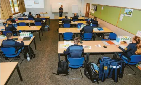  ?? Foto: Helmut Stocker ?? Damit die Abstandsre­geln eingehalte­n werden können, sind derzeit nur die Hälfte der Ausbildung­sklassen auf dem Bepo-Gelände vor Ort. Bei den theoretisc­hen Fächern liegt man gut im Plan, bei der Praxis bleibt viel nachzuhole­n.