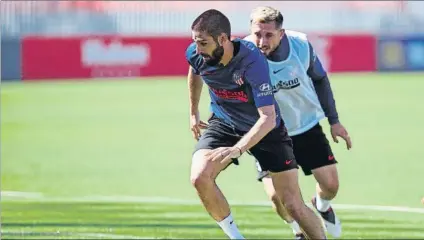  ?? FOTO: EFE ?? Yannick Carrasco, en un entrenamie­nto del Atlético de Madrid, junto al mexicano Héctor Herrera