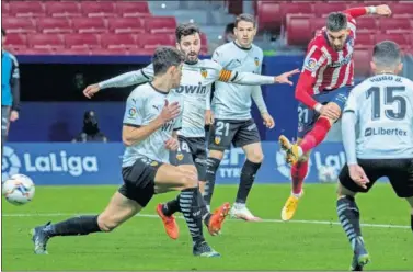  ??  ?? Carrasco suelta un zurdazo en la segunda mitad del Atlético-Valencia, jugando ya por la derecha.