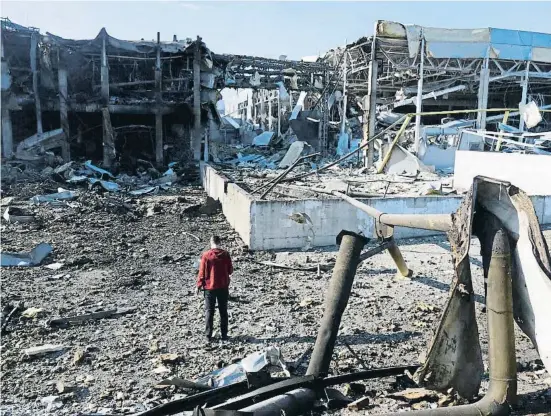  ?? STRINGER / REUTERS ?? El centre comercial destruït a Odessa tal com apareixia ahir al matí