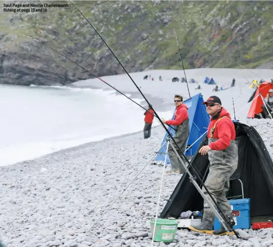  ??  ?? Saul Page and Neville Charleswor­th fishing at pegs 15 and 16