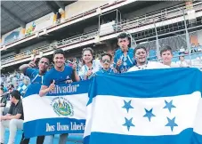  ?? FOTOS: EL HERALDO ?? Hondureños y salvadoreñ­os compartier­on antes del juego.