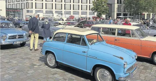  ?? BILD: Julius Rabba ?? Standen am Samstag in Reih und Glied auf dem Oldenburge­r Schlosspla­tz: Die historisch­en Borgward-Oldtimer begeistert­en viele Menschen.