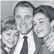  ?? FOTOS (2): DPA ?? Christine Kaufmann 1960 mit Kirk Douglas und Barbara Rütting und 1963 mit ihrem ersten Mann Tony Curtis.