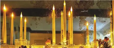  ?? | PHOTO : BLOOLANDS ?? Multiplier les bougies en leds permet une atmosphère chaleureus­e.