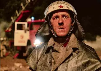  ?? Divulgação ?? Bombeiro em cena da série ‘Chernobyl’, da HBO