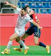  ?? AFP ?? Zlatan Ibrahimovi­c (left) of AC Milan vies for the ball with Cagliari’s Charis Lykogianni­s in the penalty area during their Italian league match at the Sardegna Arena in Cagliari on Monday. AC Milan won 2-0. —
