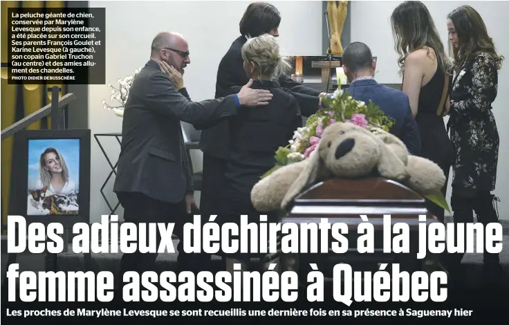  ?? PHOTO DIDIER DEBUSSCHÈR­E ?? La peluche géante de chien, conservée par Marylène Levesque depuis son enfance, a été placée sur son cercueil. Ses parents François Goulet et Karine Levesque (à gauche), son copain Gabriel Truchon (au centre) et des amies allument des chandelles.