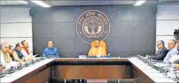  ?? ANI ?? ■
Chief minister Yogi Adityanath chaired a meeting over coronaviru­s at Lok Bhawan, in Lucknow on Friday.