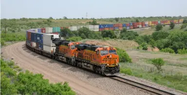 ?? Keel Middleton ?? Among BNSF’s methods of dealing with intermodal congestion: sending trains on less direct routes. A Memphis-bound train, which normally uses the railroad’s Southern Transcon, departs Amarillo, Texas, bound for Trinidad and Pueblo, Colo., on June 11, 2021.