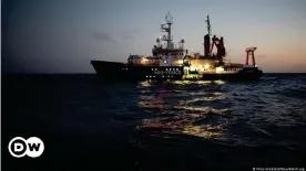  ??  ?? Le navire humanitair­e Sea-Watch sauve les migrants en Méditerran­ée