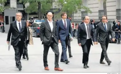  ?? KIKO HUESCA / EFE ?? Los ex ‘consellers’ Forn, Romeva, Mundó, Turull y Rull, a su llegada a la Audiencia Nacional en octubre de 2017.