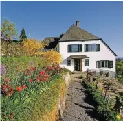  ??  ?? Das Wohnhaus in Rhöndorf kann besichtigt werden – ebenso wie die Gärten.