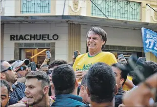  ?? RAYSA LEITE / EFE ?? Concentrac­ión. Jair Bolsonaro al momento de ser acuchillad­o en Juiz de Fora, en el estado de Minas Gerais.