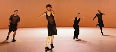  ?? (ANNE VAN AERSCHOT) ?? Les danseurs d’Anne Teresa De Keersmaeke­r marquent par une forme de virtuosité élémentair­e.