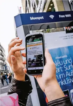  ??  ?? Die Zugangspun­kte Bluespot von der Wall AG stehen unter anderem auf der Schadowstr­aße und der Königsalle­e.