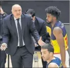  ??  ?? Laso habla a Campazzo.