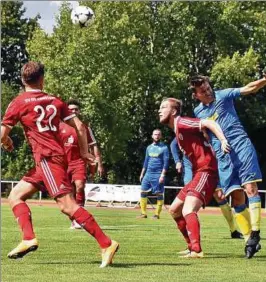  ??  ?? Viel versucht, wenig geglückt: Marcus Brunner und seine Sondershäu­ser verloren das Auftaktspi­el in Arnstadt denkbar knapp mit :. Foto: Berit Richter