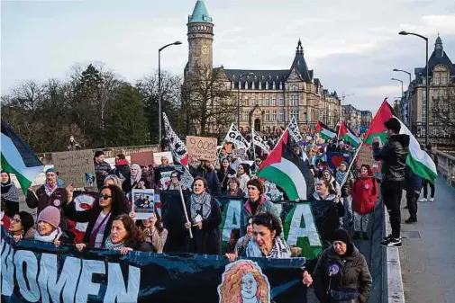  ?? Foto: Gilles Kayser ?? Palästinen­sische Flaggen bei der diesjährig­en „Marche féministe“.