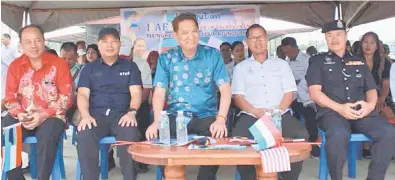  ??  ?? HADIR: Barlus (tengah) bersama ketua jabatan dan pemimpin masyarakat pada Sambutan Hari Kebangsaan Peringkat Daerah Kecil Matunggong.