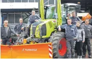  ?? FOTO: S. AUGAT ?? Das Team der neuen Hartl Agrartechn­ik in Urlau mit dem früheren Firmenchef Anton Harscher (li. außen).