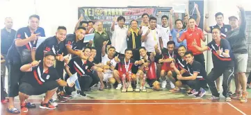  ??  ?? Khalid (centre) gestures with Ismail (sixth left), PSS exco members, officials and players after the prize presentati­on.