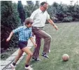  ?? Foto: Simon ?? Helmut Kohl im Garten beim Fußball mit Sohn Walter. Der spätere Kanzler, in den Sandalen seiner Zeit, spielt seinen kör perlichen Vorteil aus.