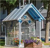  ?? Foto: Eberhard, adobe.stock.com ?? Die außergewöh­nliche Kapelle in Zwiesel wurde aus handwerkli­ch gegossenen Glassteine­n errichtet.