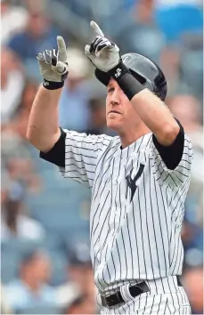  ?? ADAM HUNGER, USA TODAY SPORTS ?? Todd Frazier acknowledg­es the crowd at Yankee Stadium on Wednesday after hitting a seventh-inning home run.