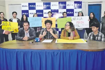  ?? ?? Jóvenes militantes del PLRA anoche en rueda de prensa en la sede partidaria.