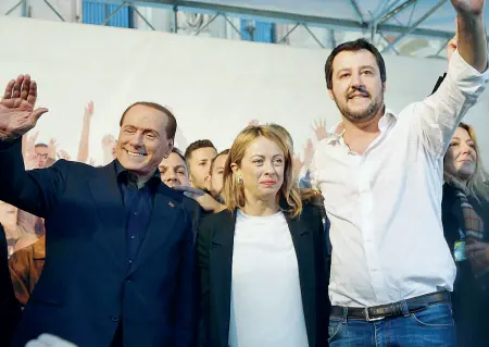  ??  ?? Tre anni fa Silvio Berlusconi sul palco di piazza Maggiore nel novembre del 2015 insieme a Giorgia Meloni di Fratelli d’Italia e Matteo Salvini della Lega