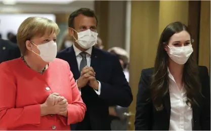  ?? FOTO: STEPHANIE LECOCQ/LEHTIKUVA ?? Tysklands förbundska­nsler Angela Merkel, Frankrikes president Emmanuel Macron och Finlands statsminis­ter Sanna Marin (SDP) under helgens EU-förhandlin­gar.