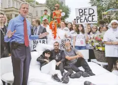  ??  ?? El alcalde de Nueva York, Bill de Blasio, saludó a Yoko, Ringo y Jeff Bridges.