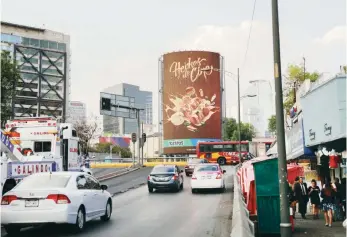  ??  ?? Los trabajos en la zona son parte de la remodelaci­ón de la Zona Rosa, maniobras que ya inciaron trabajador­es de la delegación Cuauhtémoc en 15 calles del polígono.