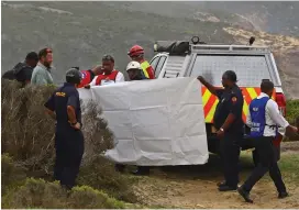  ?? Photo: Kristy Kolberg ?? Emergency services preparing the body to be taken away by forensic pathology services.