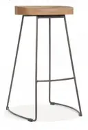  ??  ?? FILAIRE. Tabouret en noyer et métal, « Victoria »,
H 75 cm, 116 €,
Cult Furniture.