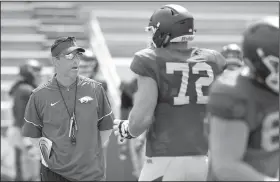  ?? NWA Democrat-Gazette/ANDY SHJUPE ?? Arkansas offensive coordinato­r Dan Enos talks to his offensive line before the Razorbacks scrimmaged at Reynolds Razorback Stadium in Fayettevil­le on Saturday.